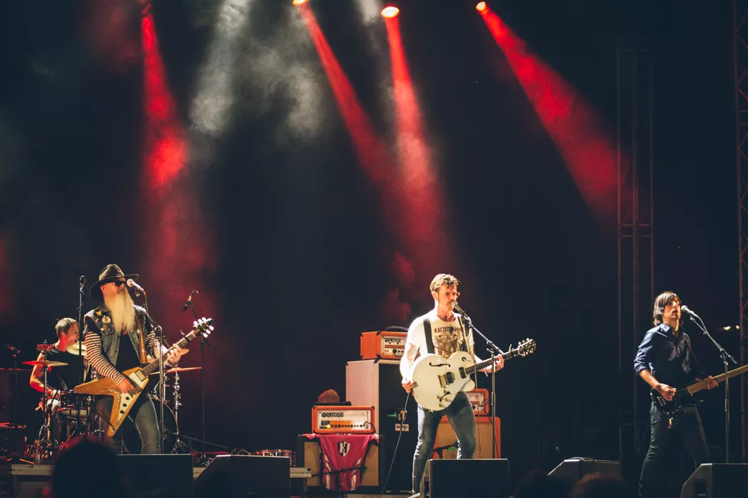 Massaker i konsertlokal – 100 dödade