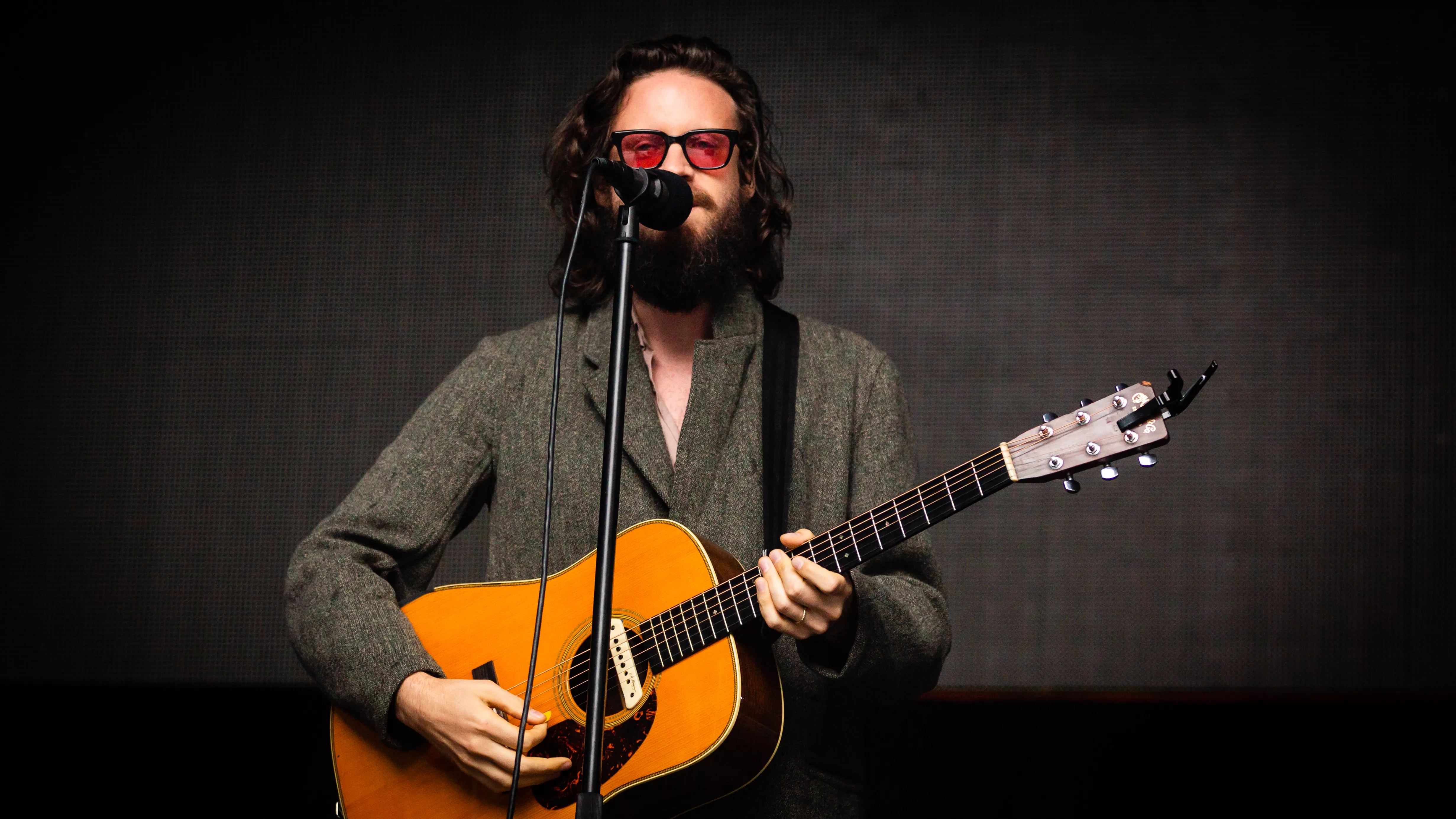 Josh Tillman. Personan. Skuggan.