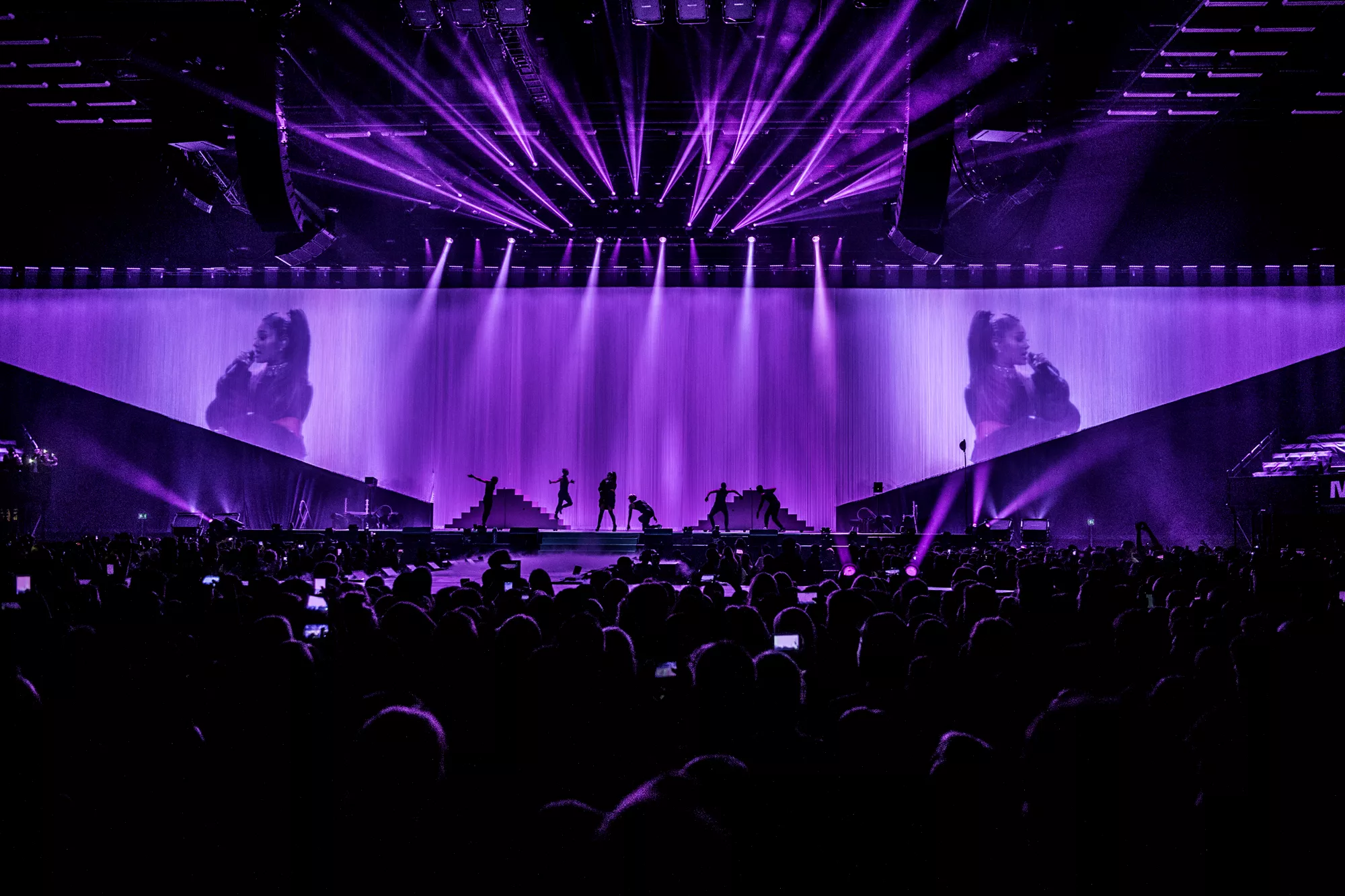 Ariana Grande avlyser konserter