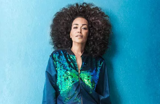 Caroline Henderson fejrer Cinemataztic-jubilæum med ny ep