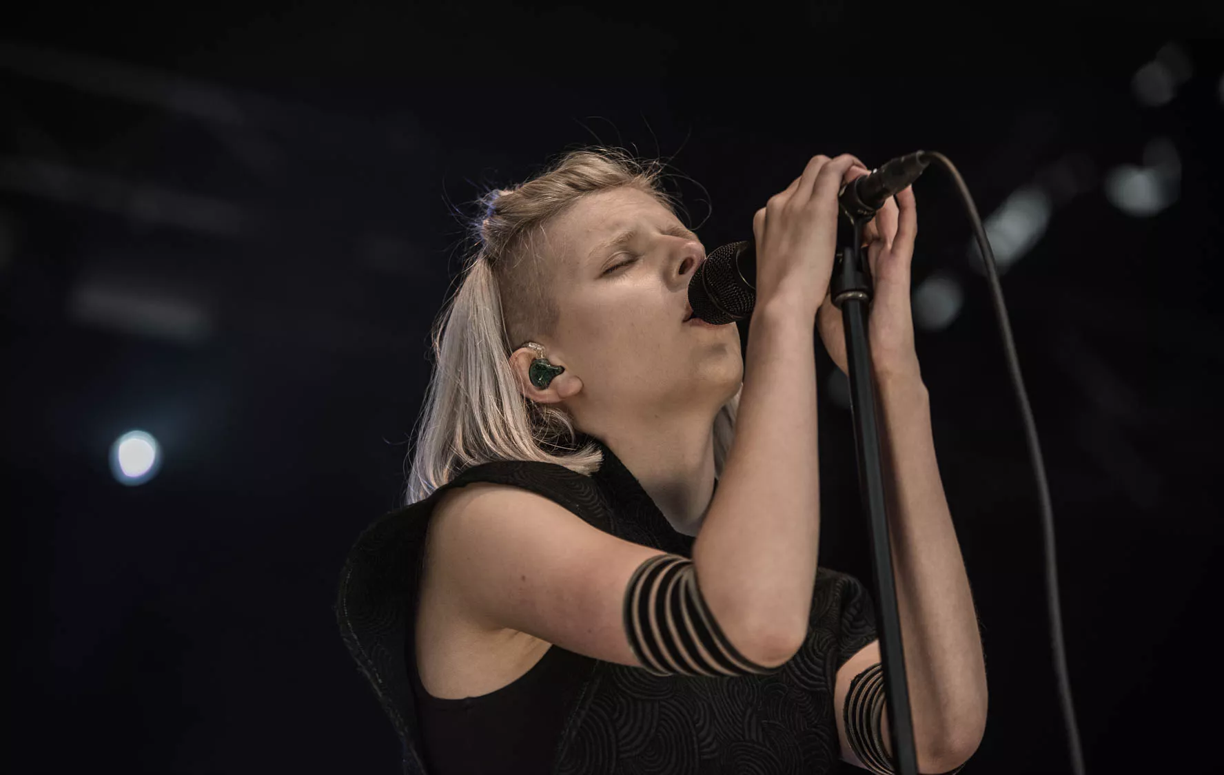 Se AURORA opptre hos Stephen Colbert med låta 'I Went Too Far' 