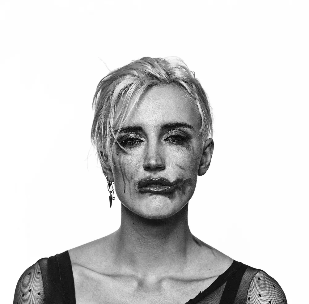 PREMIÄR: "Vi vill bjuda in dig till den här freakshowen"