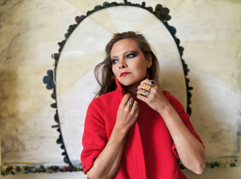 Synthbetonet drama med karakter