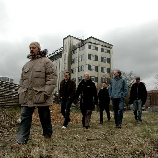 Homesick Hank på vej med treer