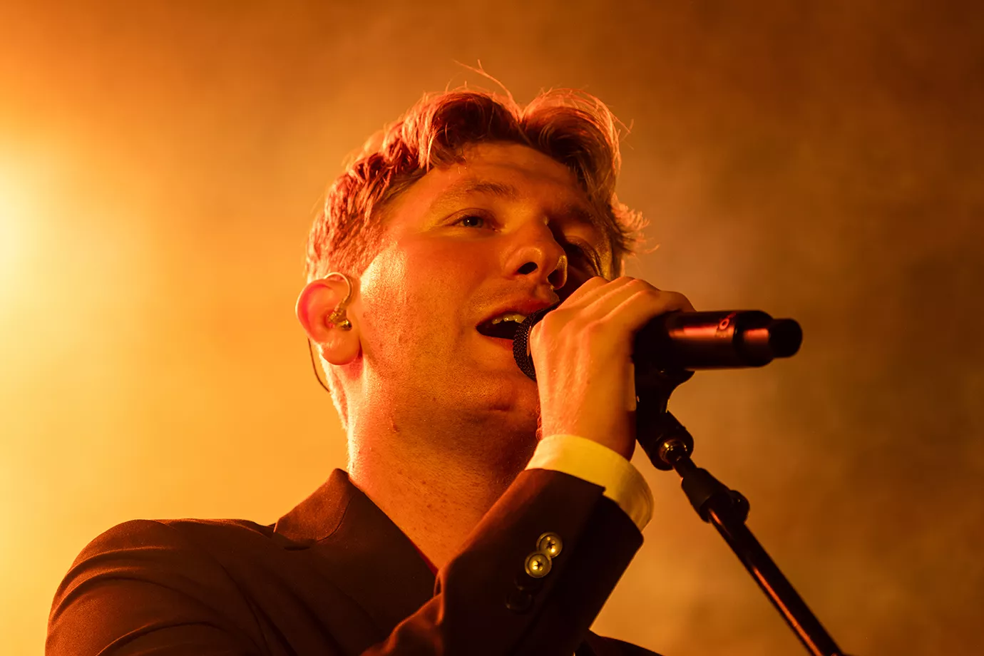 Danser Med Piger bragte fest, farver og bundsolid livemusik