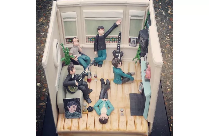 Se Oasis-cover genskabt som kage