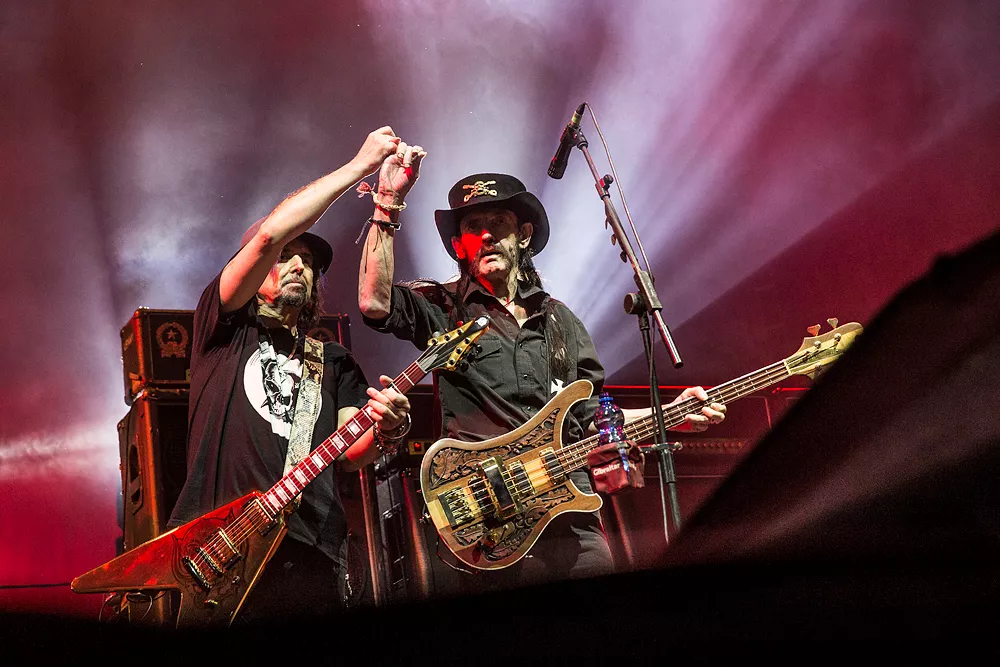 Rainbow Bar and Grill holder gravøl for Lemmy