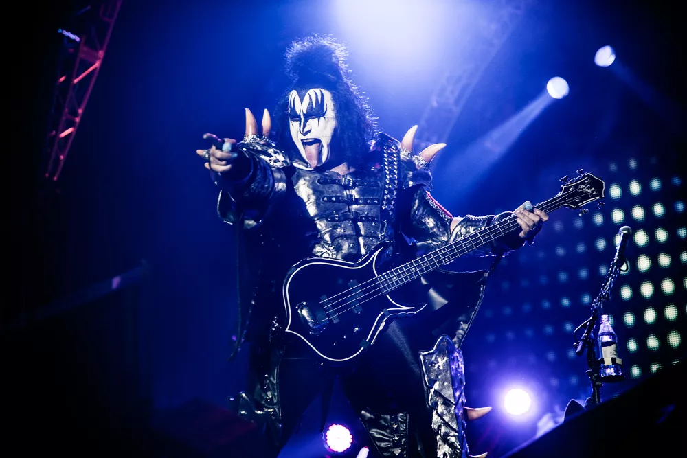 Her faller Kiss-bassist Gene Simmons på scenen