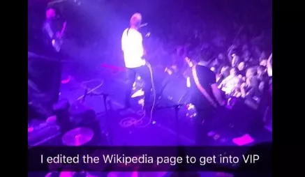 Adam lurade sig in på konsert – till bandets förtjusning