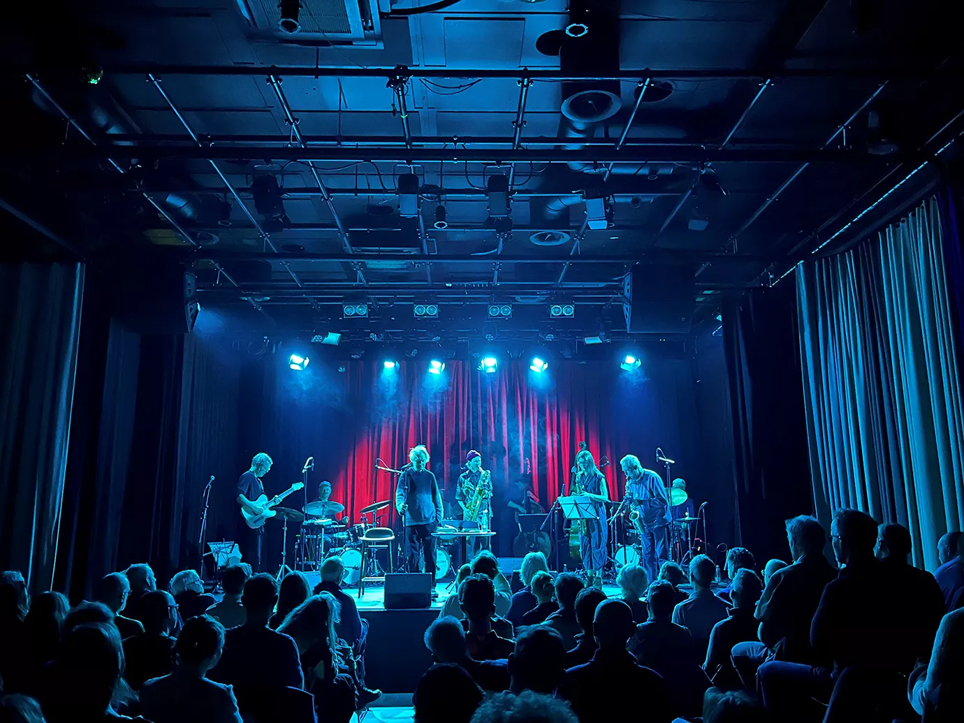 Ti mand og en lidt uforløst intimkoncert