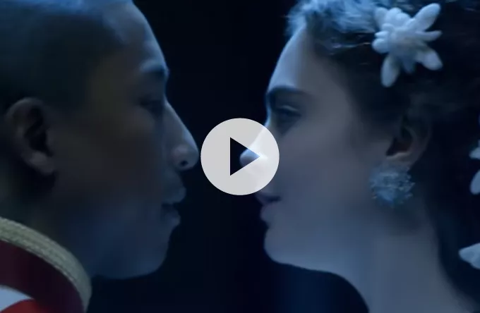 Se Pharrell og Cara Delevingne synge duet i ny Chanel-film