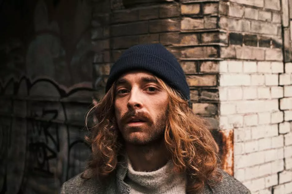 Dansk sangskriver kører på hakkende 70'er-dampe