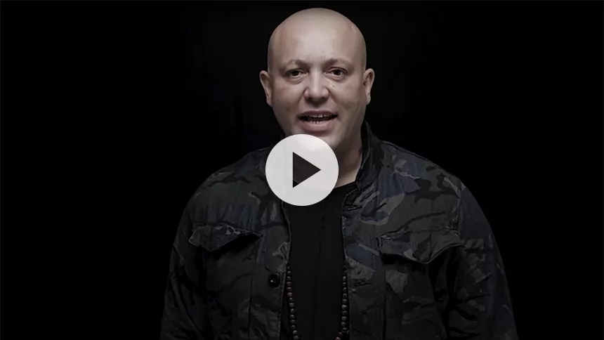 Se René Difs nye musikvideo med Poul Nyrup – der også har bestilt sangen