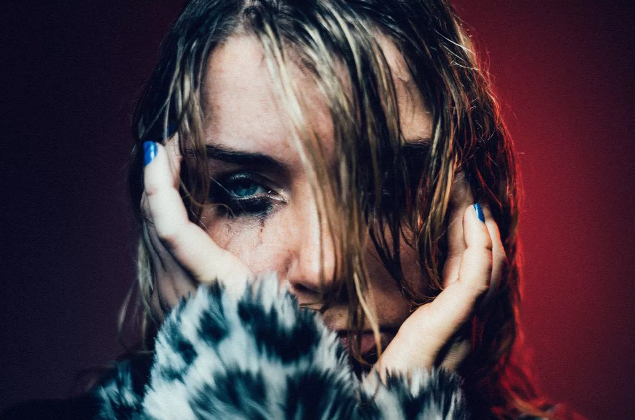 PREMIERE: NØX portrætterer et "bad trip" i video til MeToo-inspireret sang