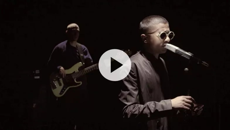 Se stortalentet Lord Siva krænge sjælen ud i ny video