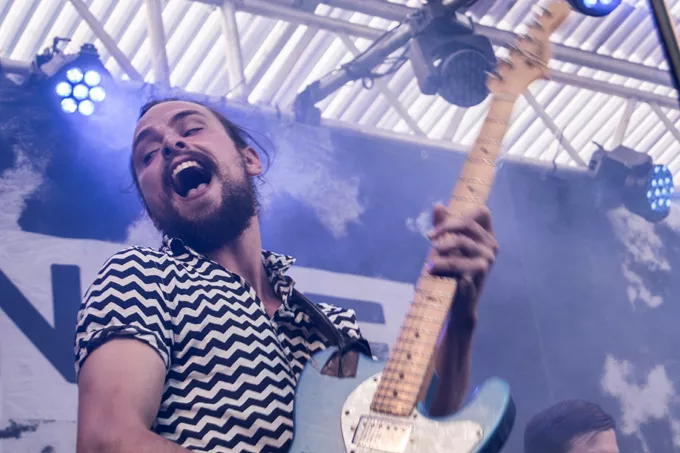 Publikum dansede med, og dirt-drengene tog måske et skridt videre imens