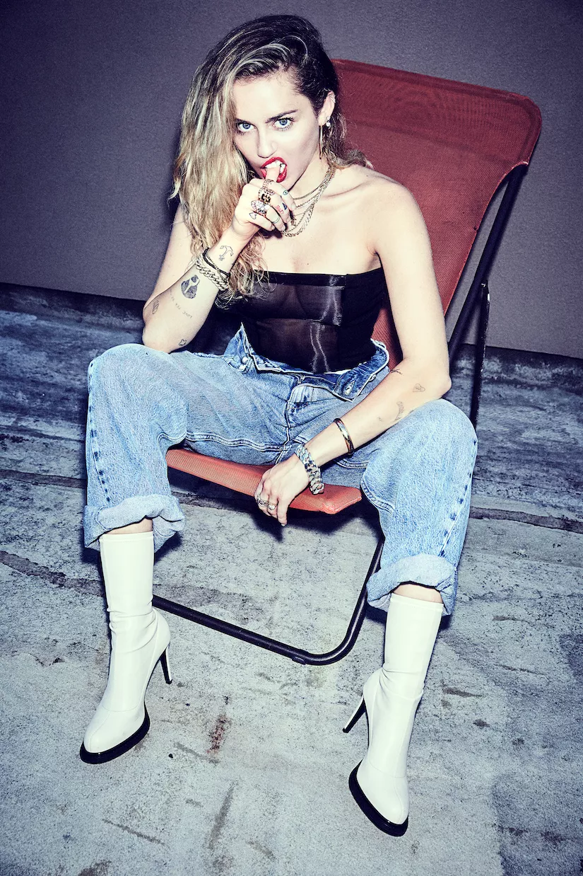 Miley Cyrus kommer i anden række på egen ep