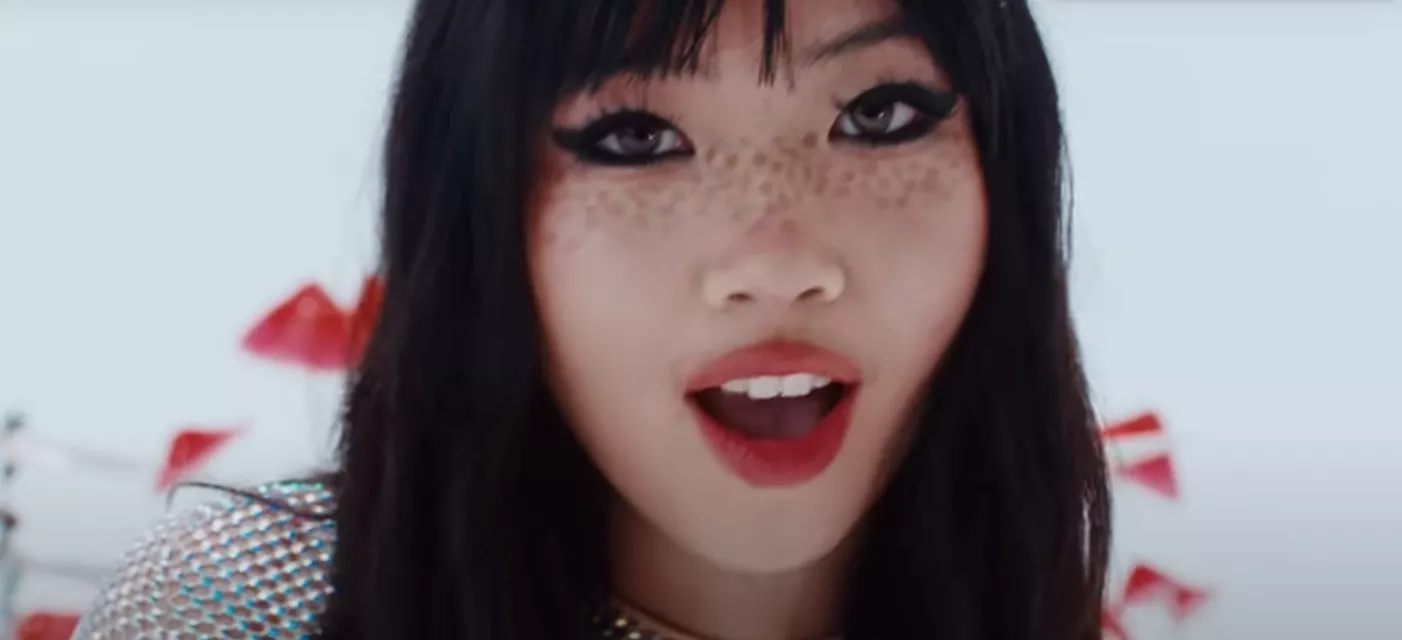 VIDEOPREMIERE: Pop møder guitarrock på beabadoobees nye ørehænger 