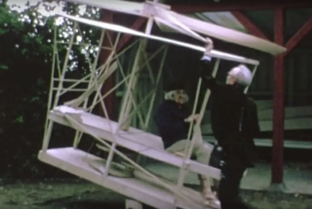 Musikvideopremiere: Gal Aarhus-kunstner fløj bort fra psykiatrisk hospital