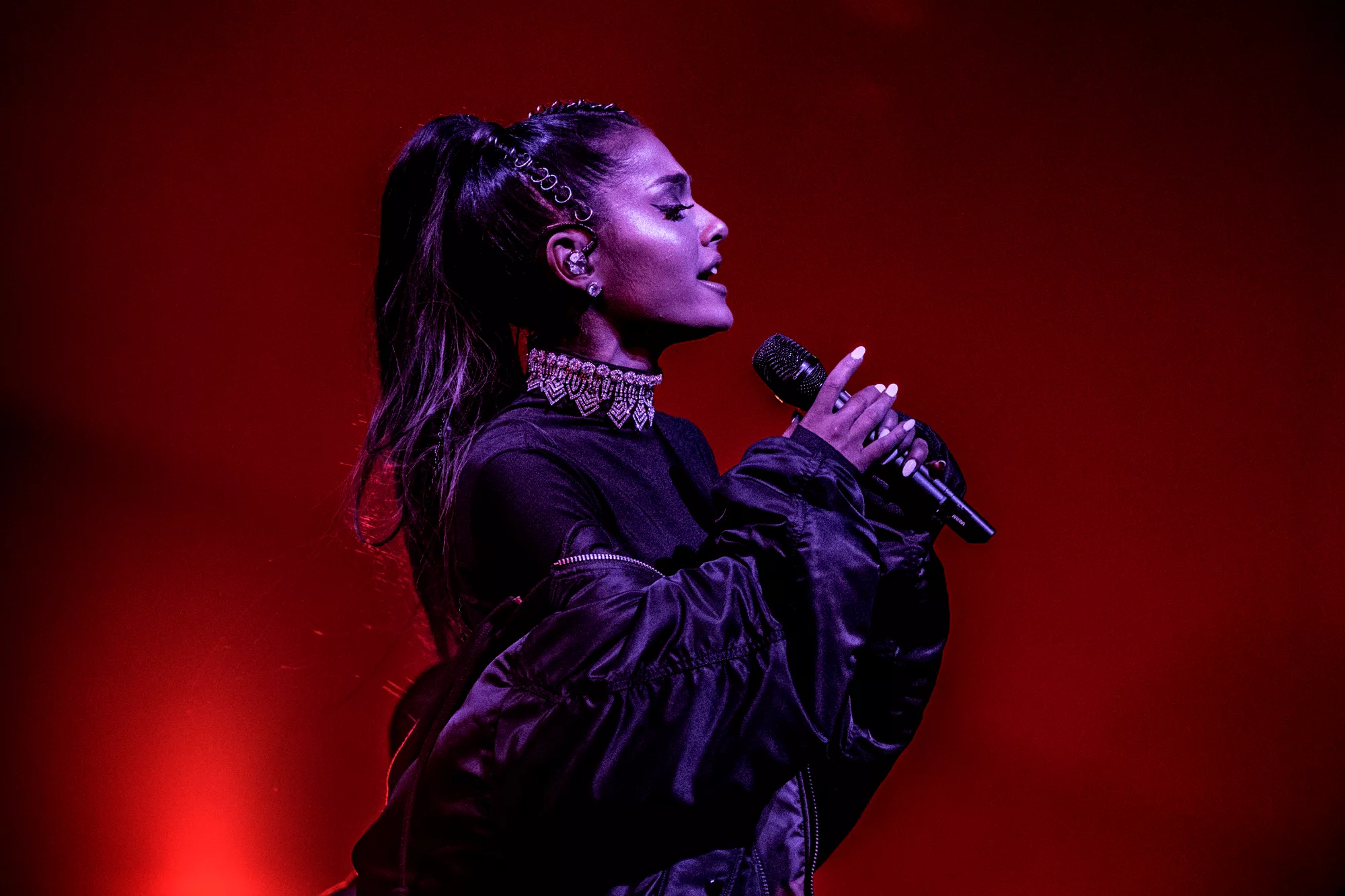 Ariana Grande frigiver mini-dokumentar