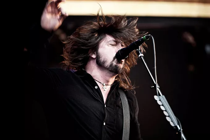 Dave Grohl trummar för QOTSA