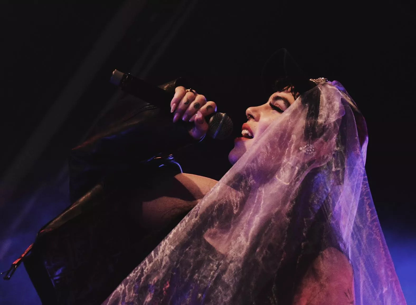 Utstrålar mod, sex, styrka – och samtidigt sorg