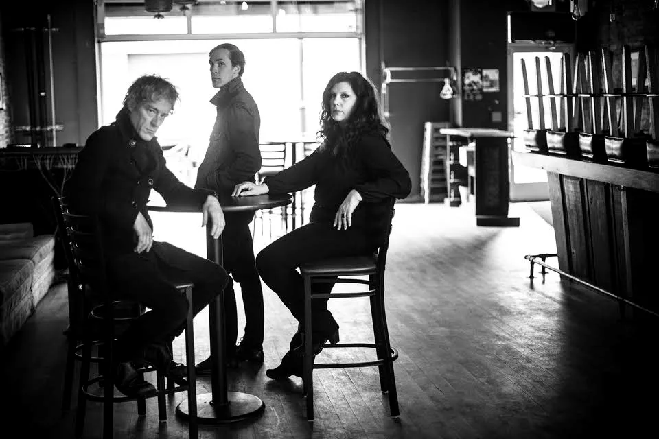 ANMELDELSE: Minimalist-trio sprænger sig selv til atomer