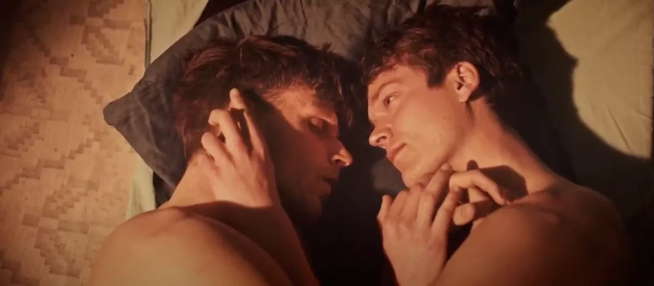 Et billede fra musikvideoen til "Remember My Name" af Asbjørn, som medvirker i podcast-episoden.