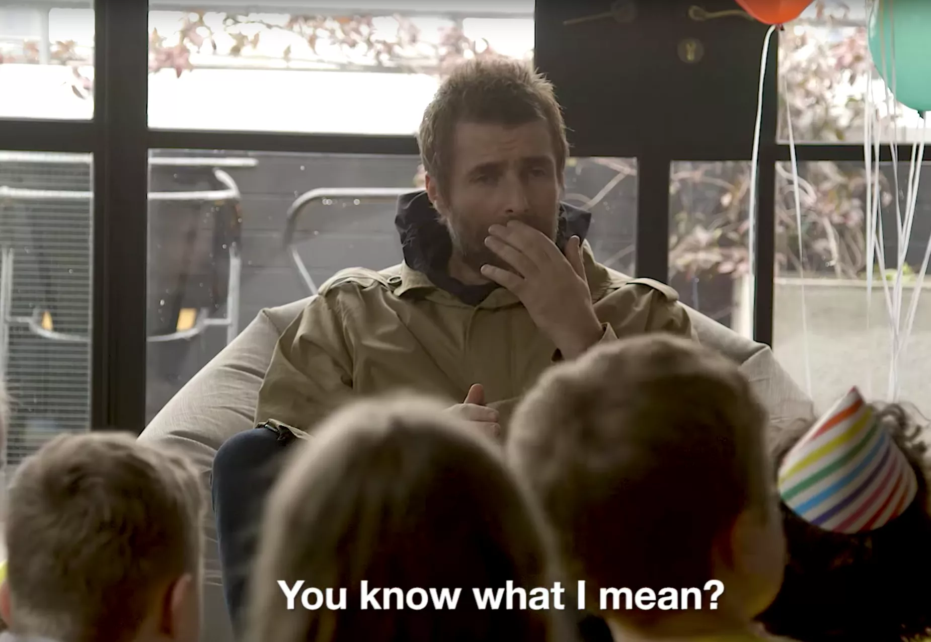 Liam Gallagher bliver interviewet af børn