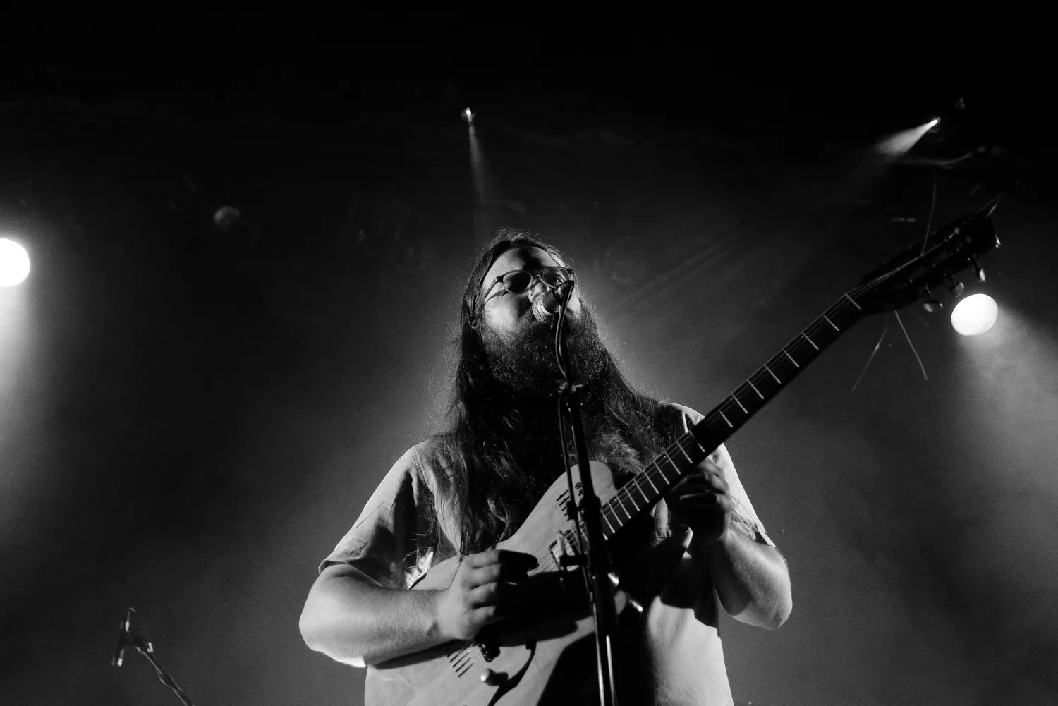 Matthew E. White kommer till Sverige