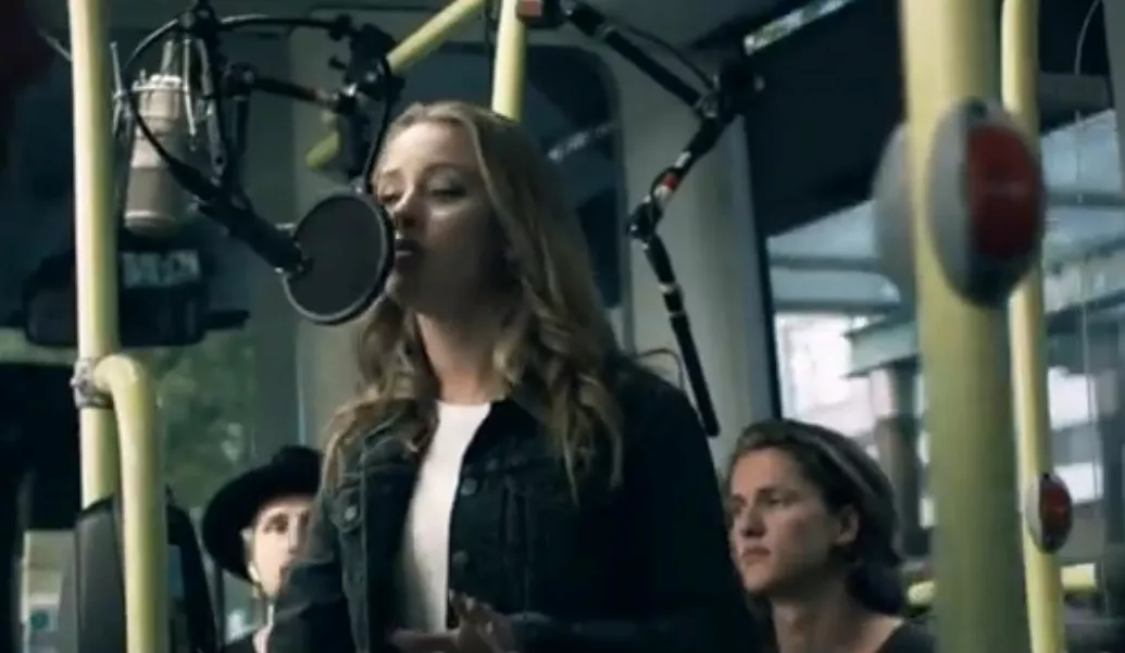 Se Zara Larsson överraska i kollektivtrafiken