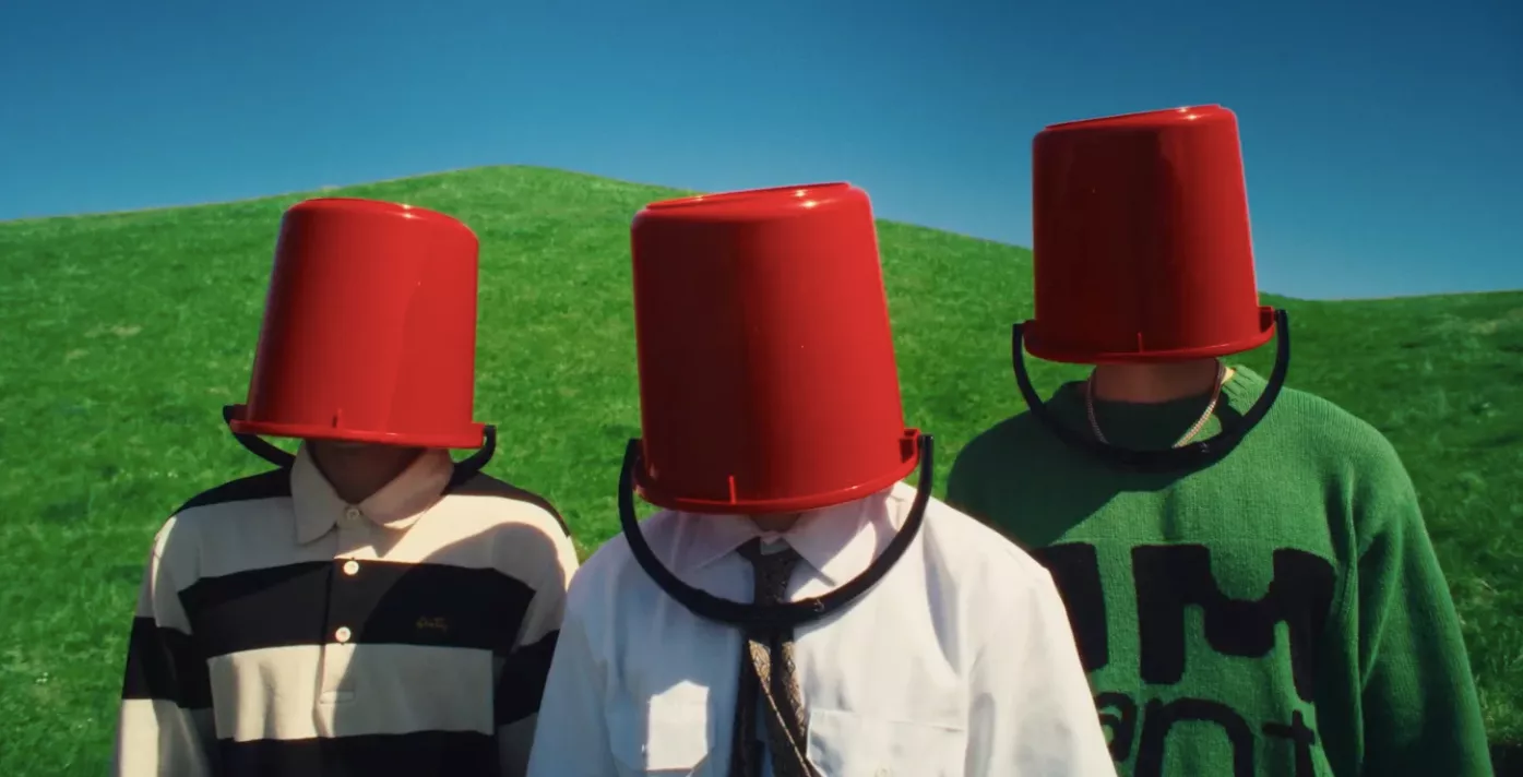 PREMIERE: Scarlet Pleasure på spanden i farvestrålende video