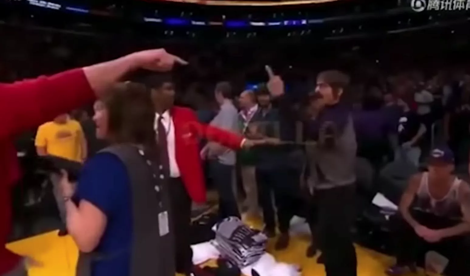 Här avvisas Red Hot Chili Peppers-sångaren från kaosmatchen