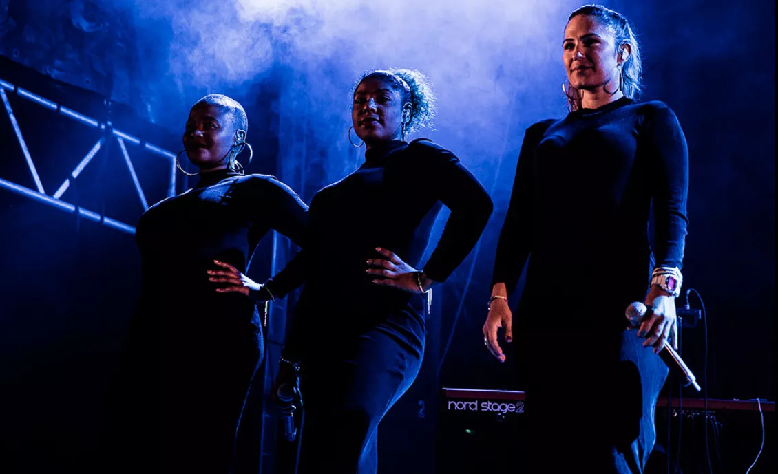 Supertrio synger om juleensomhet