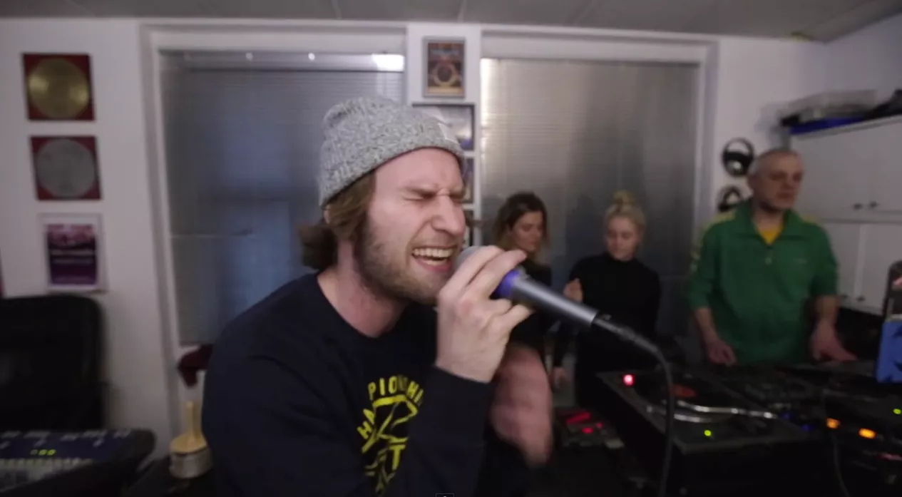 Videopremiere: Mund de Carlo flyver derudad