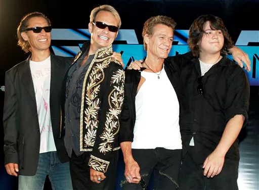Eddie Van Halen donerer guitarer til skoler