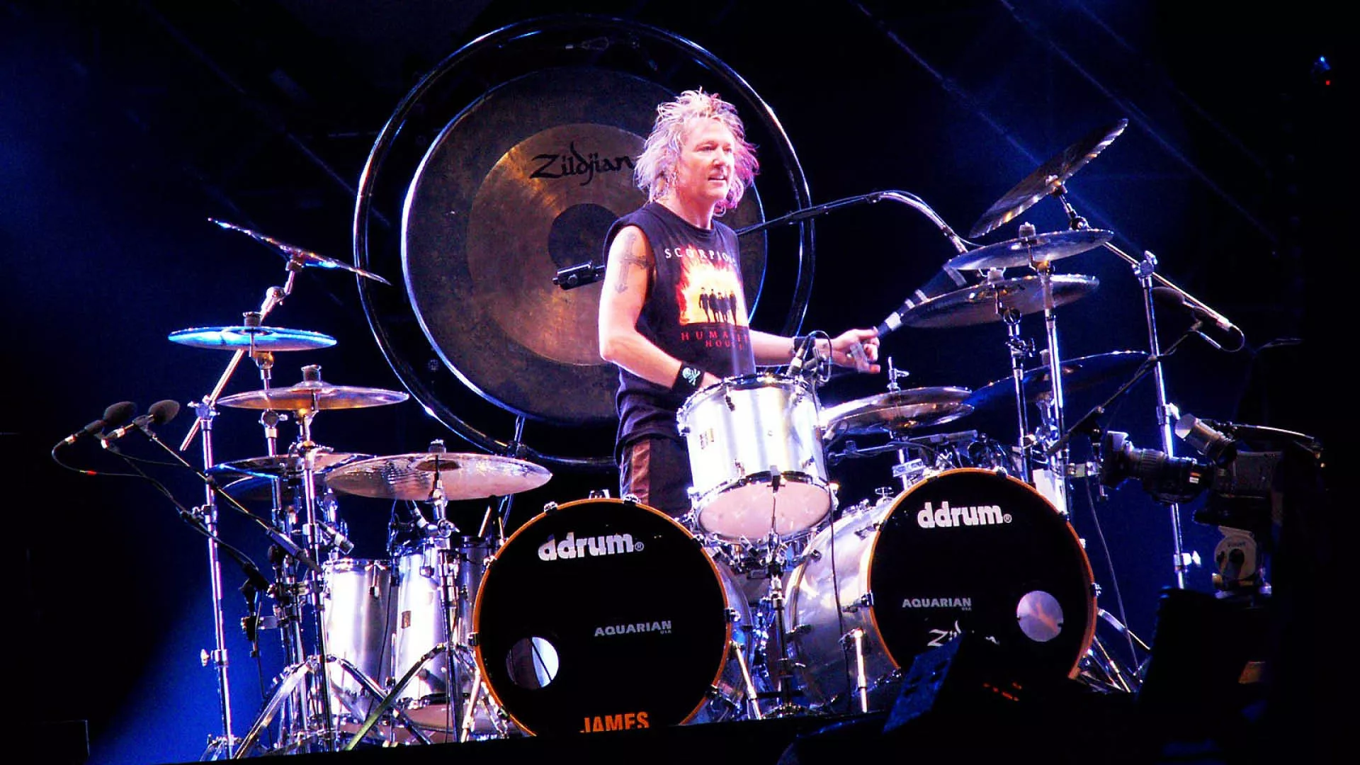 Foto: Tilly Antoine, CC BY-SA 4.0, <https://commons.wikimedia.org/wiki/File:James_Kottak_au_Festival_de_Bobital_en_2008.jpg> via Wikimedia Comms