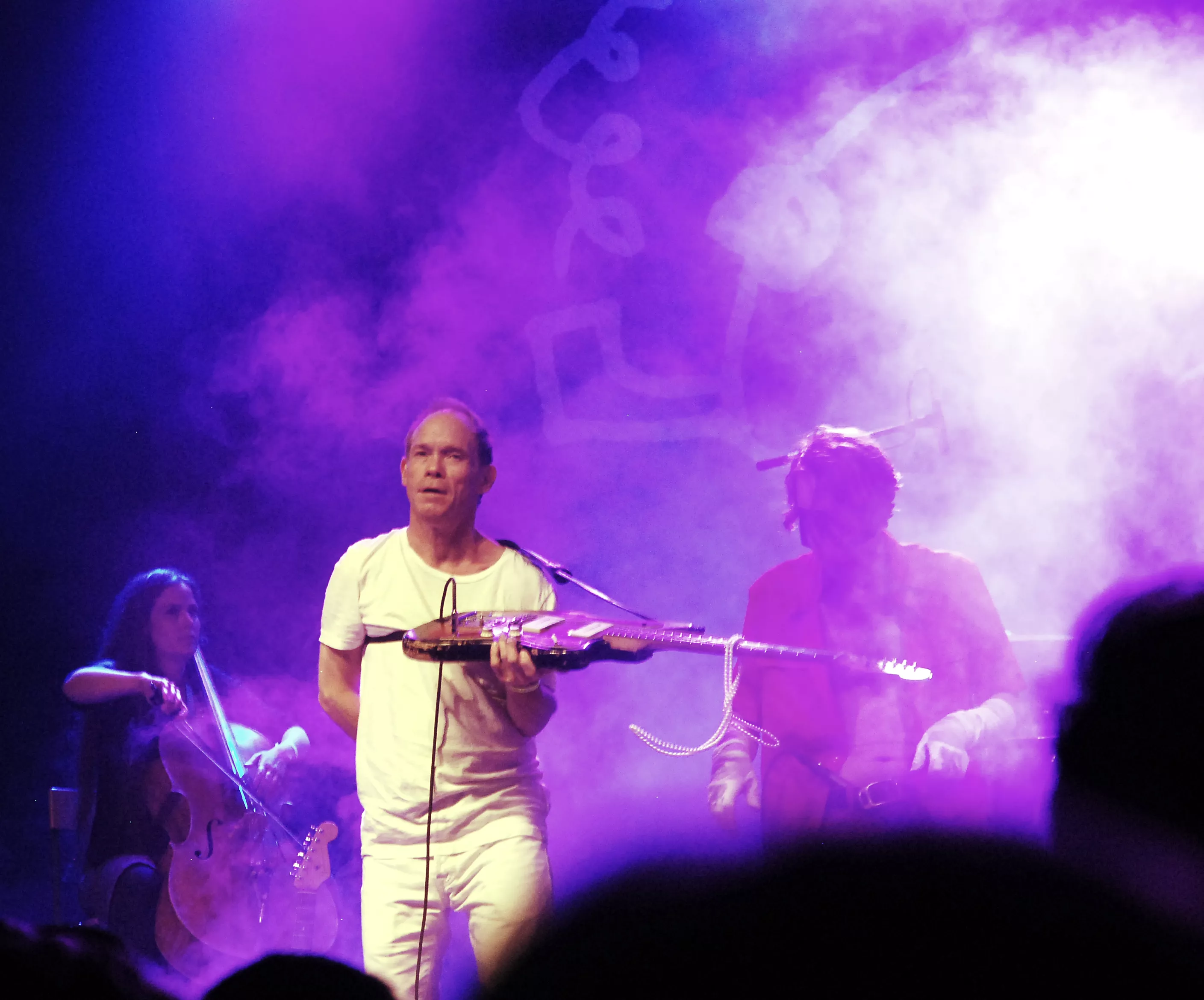 Välsmort popmaskineri med lokala gäster