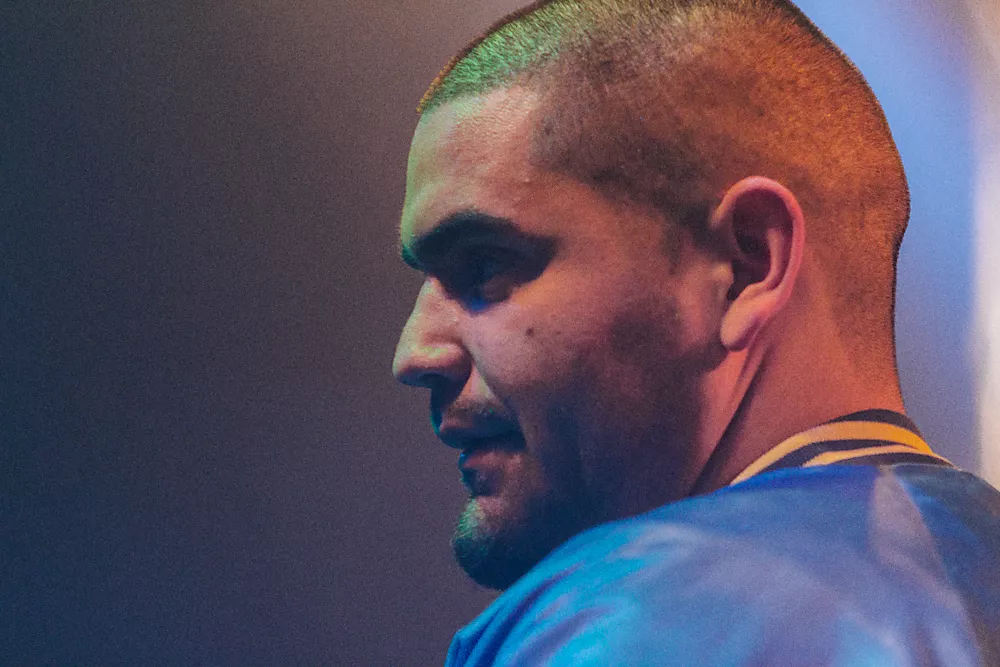 Bjuder in till sin värld under broarna och det är lycka