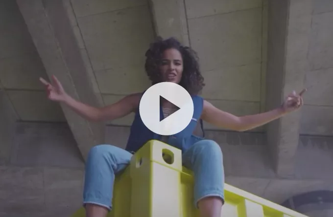 Anya kaster håndtegn efter pralhalse i ny musikvideo