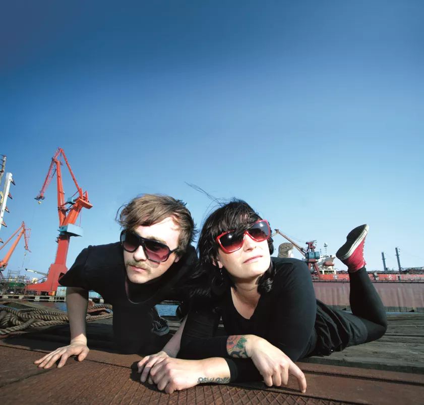 Duo i kamp mot snabbmatsmusiken  