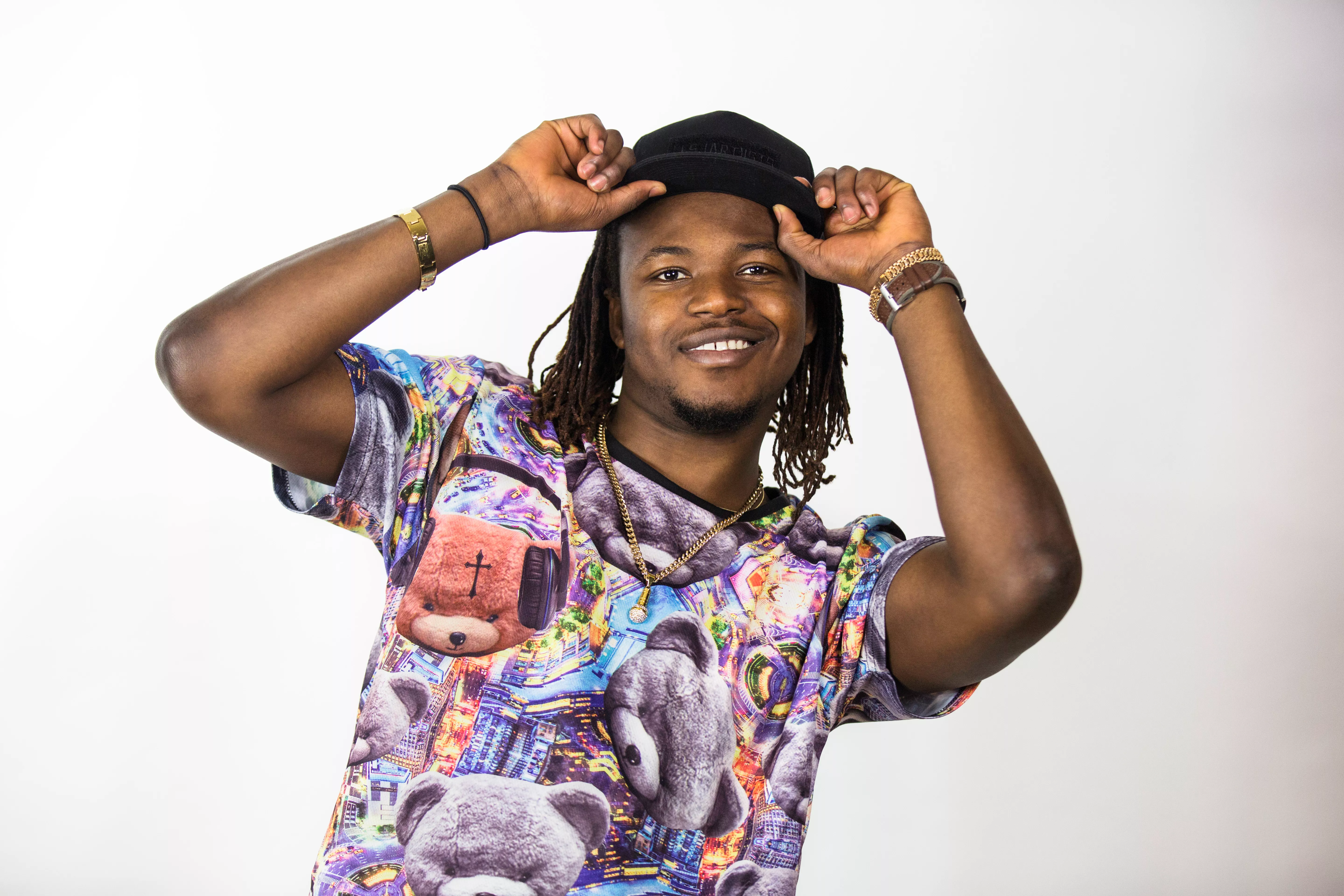 Slim Prince pumpar afrobeats rakt in i Kapten Röds skivbolag