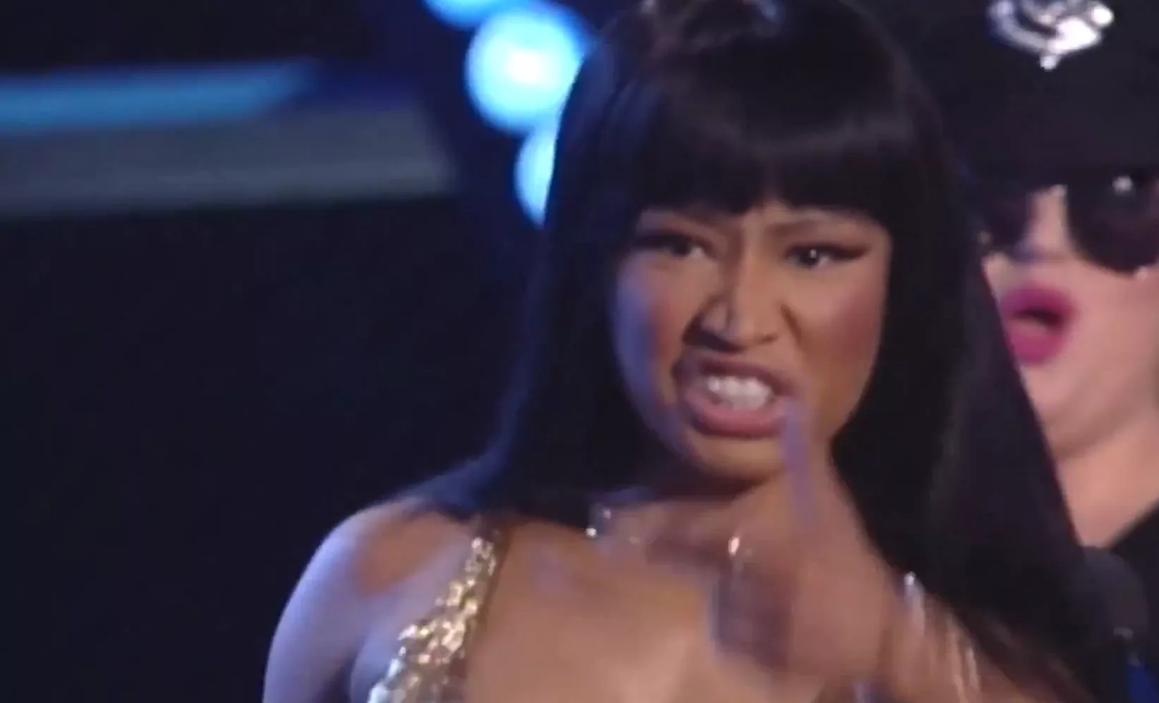 Se Nicki Minaj förolämpa Miley Cyrus