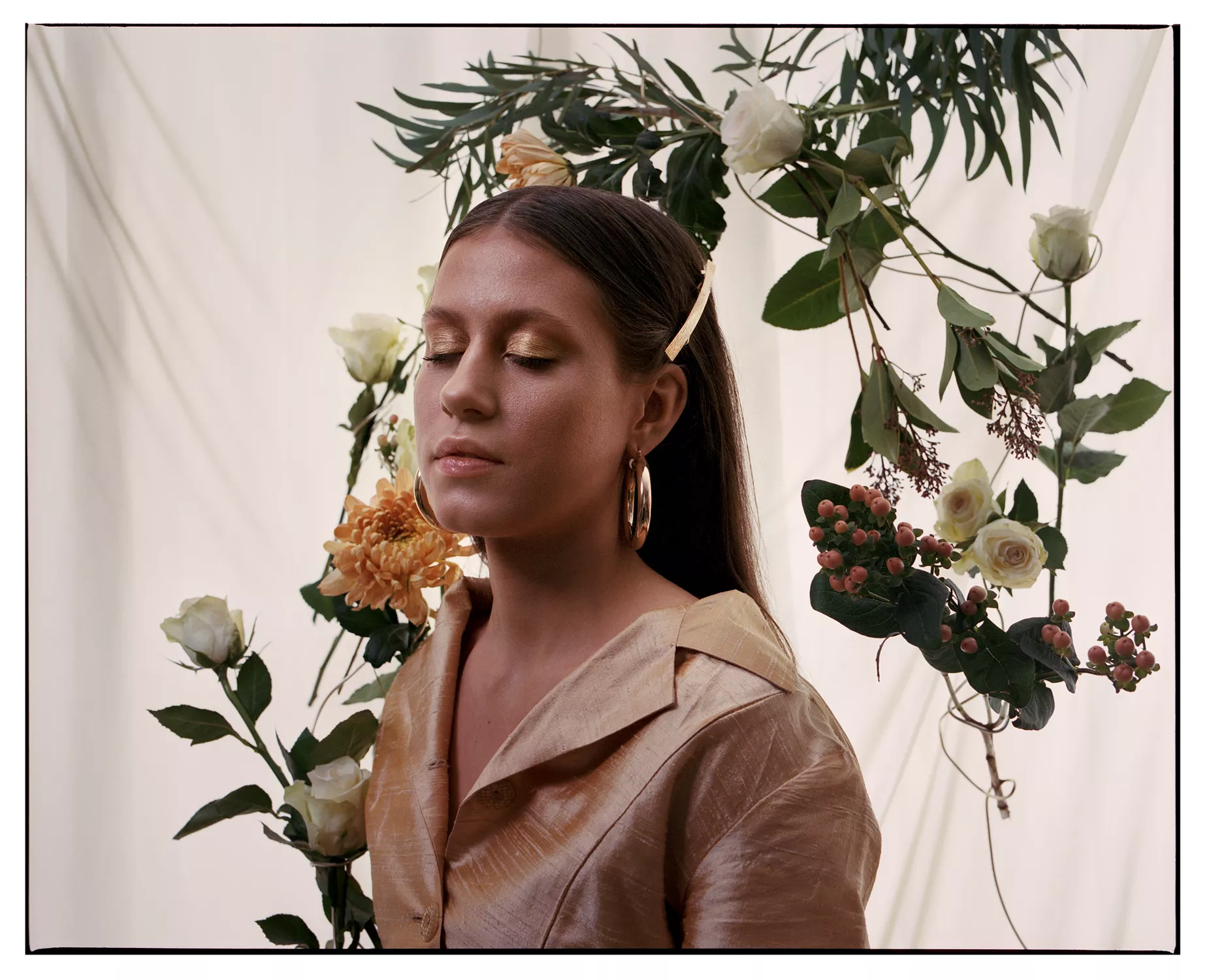 PREMIÄR: En drömvärld av extravagans, sentimentala R&B-beats och rosa bubbel