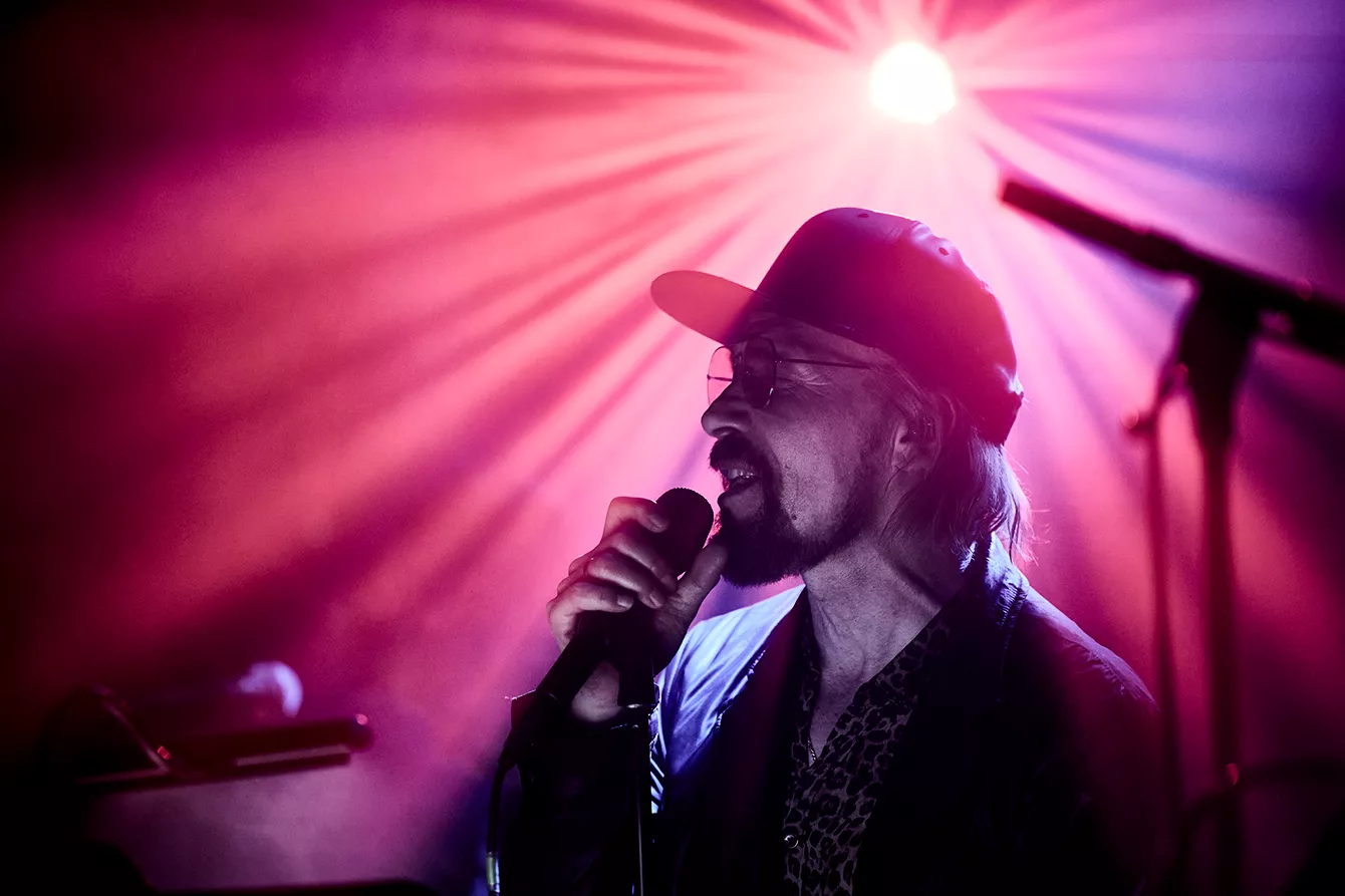 Poetisk punkikon er stadig nysgerrigt