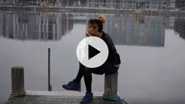 Aisha med en fortid i Savage Rose er klar med video til ørehængeren ”Dronning Bi”