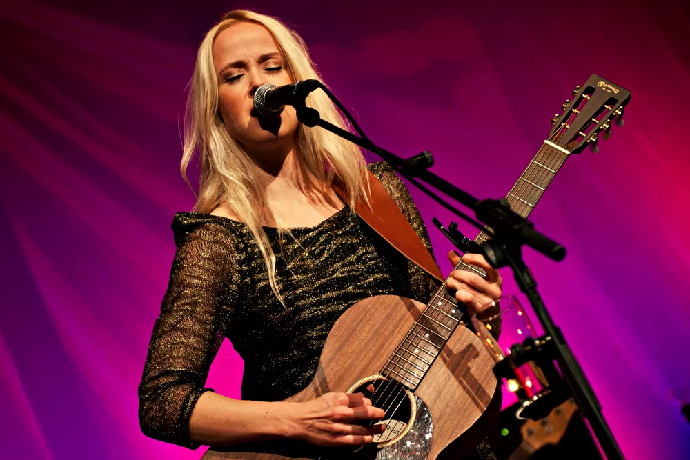 Tina Dickow tilbage i hitlistetoppen