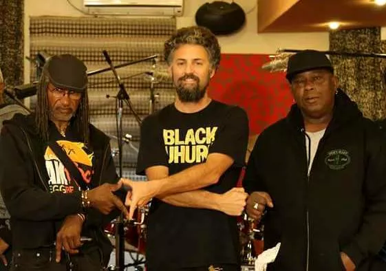 Reggae-krig på vokal og rytmer