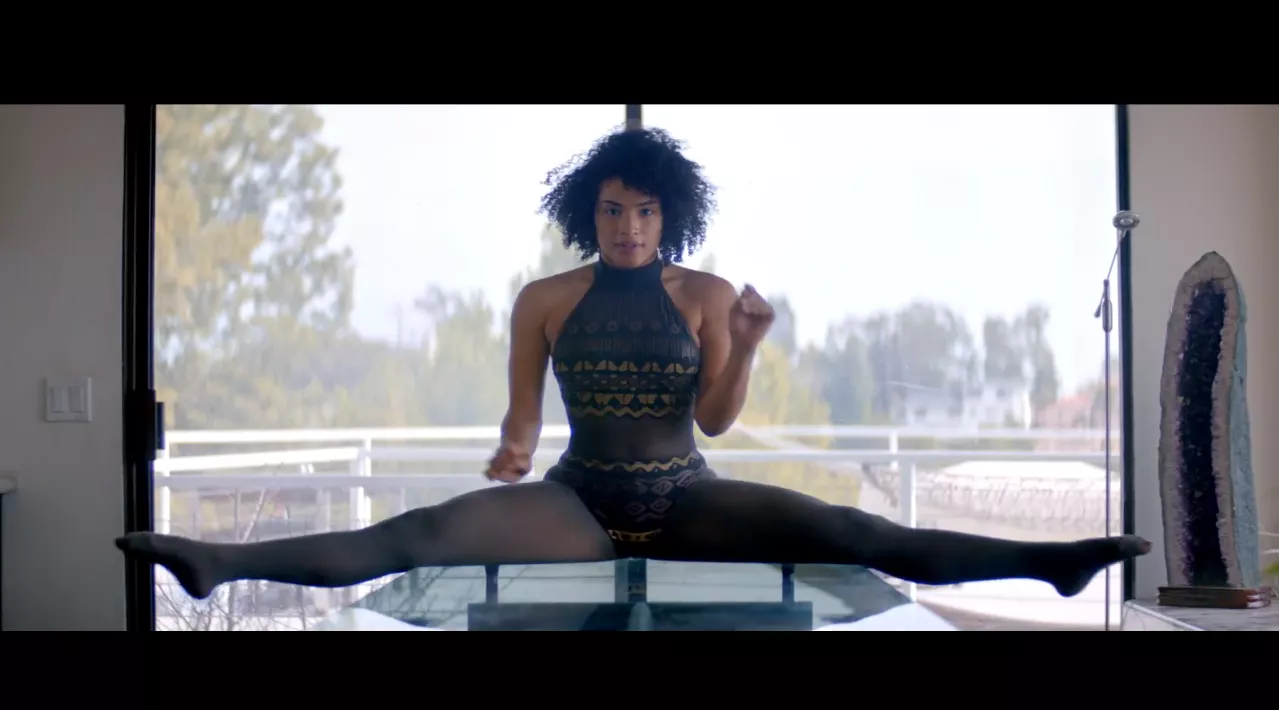 Se Pharrell omgive sig med flotte piger