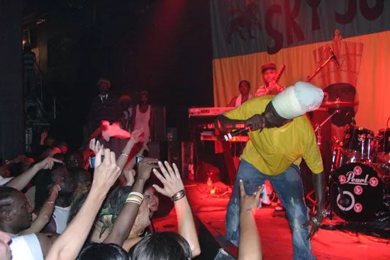 Sizzla hospitalsindlagt efter færdselsulykke på Jamaica